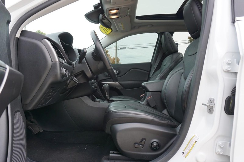 Jeep Cherokee Vehicle Full-screen Gallery Image 23