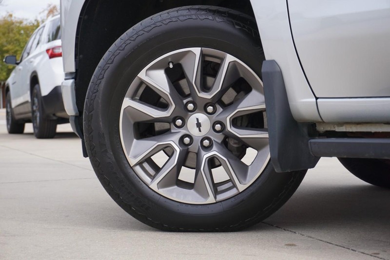 Chevrolet Silverado 1500 Vehicle Full-screen Gallery Image 16