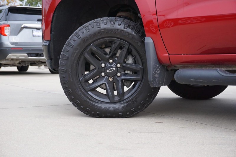 Chevrolet Silverado 1500 Vehicle Full-screen Gallery Image 15