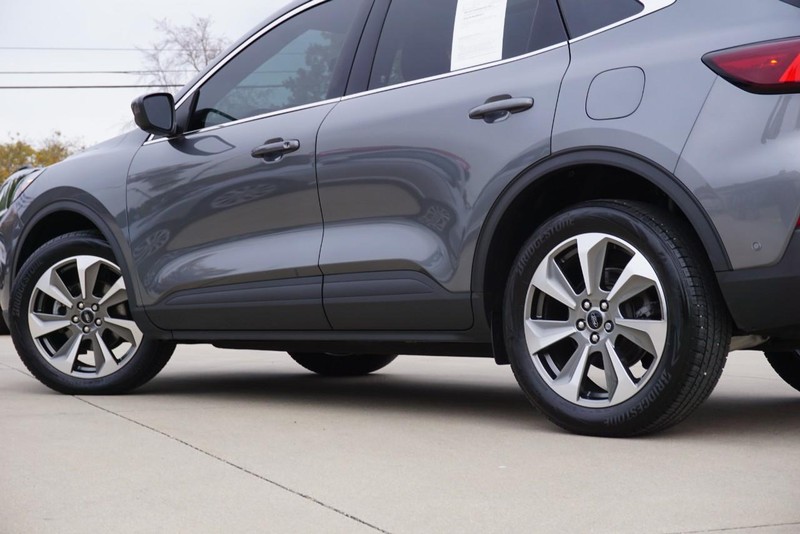 Ford Escape Vehicle Full-screen Gallery Image 13