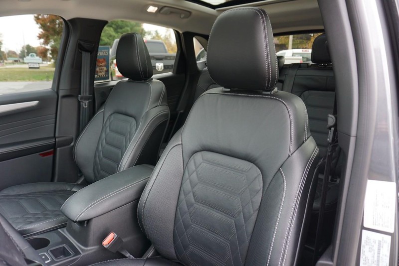 Ford Escape Vehicle Full-screen Gallery Image 24