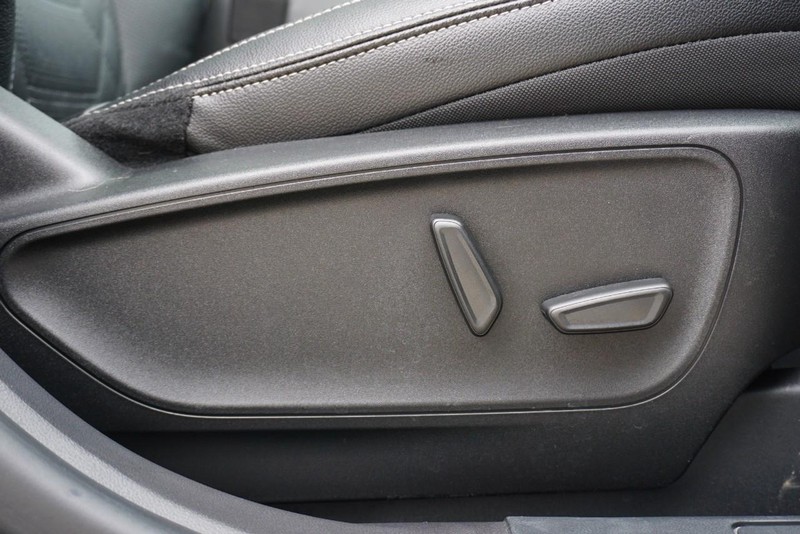 Ford Escape Vehicle Full-screen Gallery Image 30