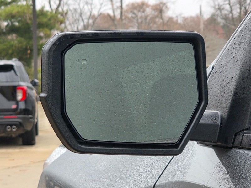 Chevrolet Colorado Vehicle Full-screen Gallery Image 11