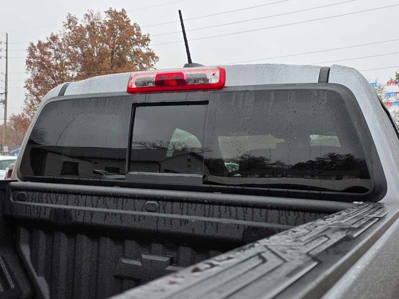 Chevrolet Colorado Vehicle Full-screen Gallery Image 16