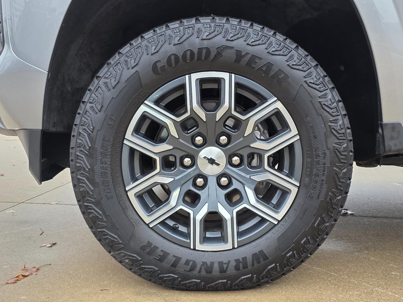 Chevrolet Colorado Vehicle Full-screen Gallery Image 18