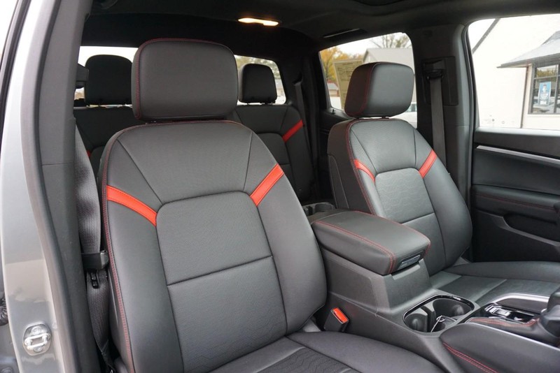 Chevrolet Colorado Vehicle Full-screen Gallery Image 28