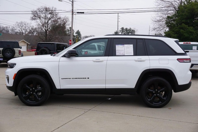 Jeep Grand Cherokee Vehicle Full-screen Gallery Image 05