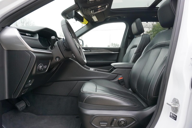 Jeep Grand Cherokee Vehicle Full-screen Gallery Image 22