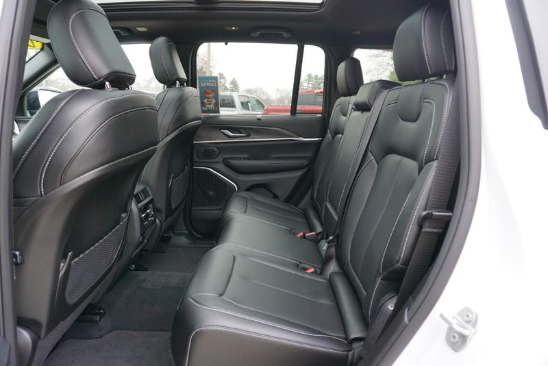 Jeep Grand Cherokee Vehicle Full-screen Gallery Image 25