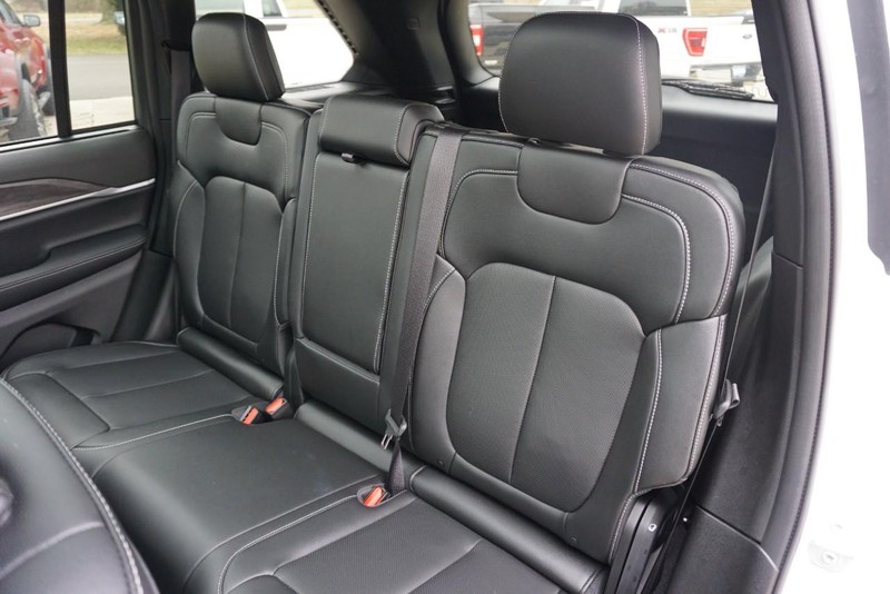 Jeep Grand Cherokee Vehicle Full-screen Gallery Image 26