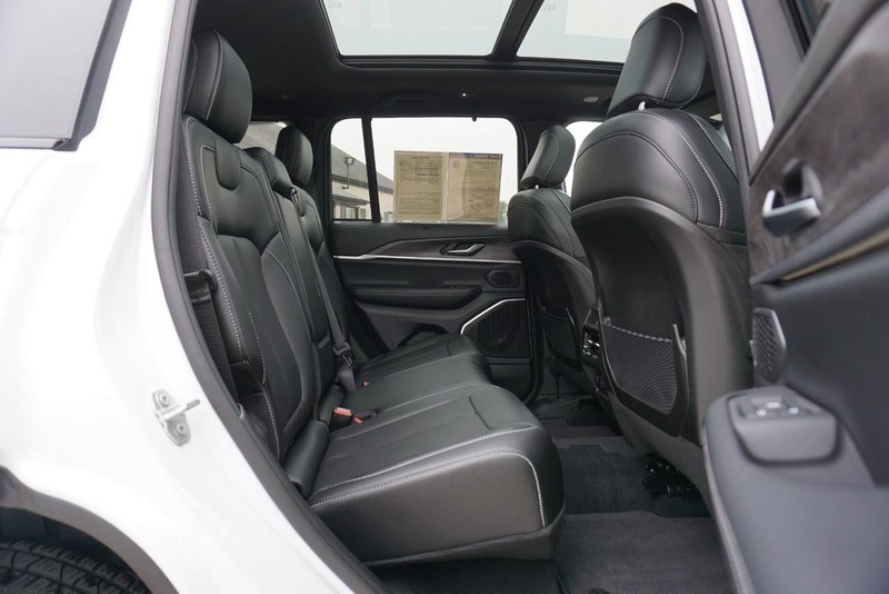 Jeep Grand Cherokee Vehicle Full-screen Gallery Image 27