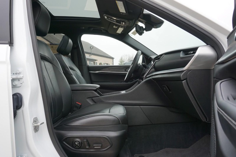 Jeep Grand Cherokee Vehicle Full-screen Gallery Image 29