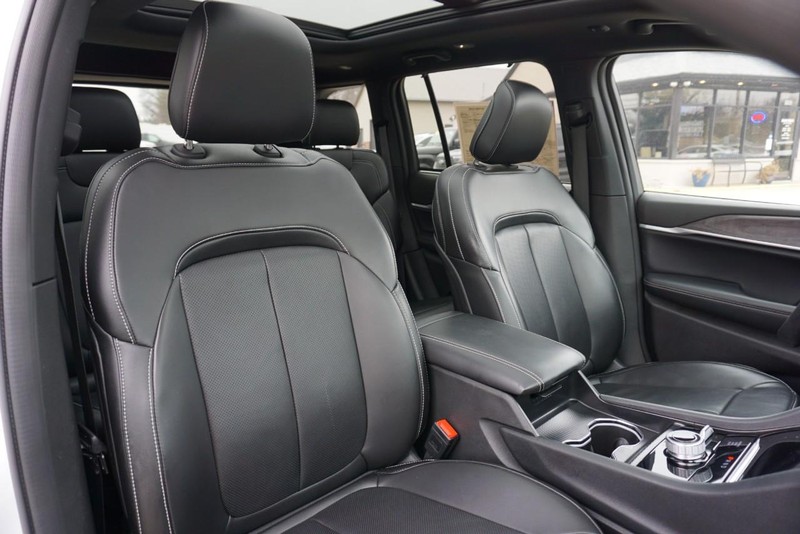 Jeep Grand Cherokee Vehicle Full-screen Gallery Image 31