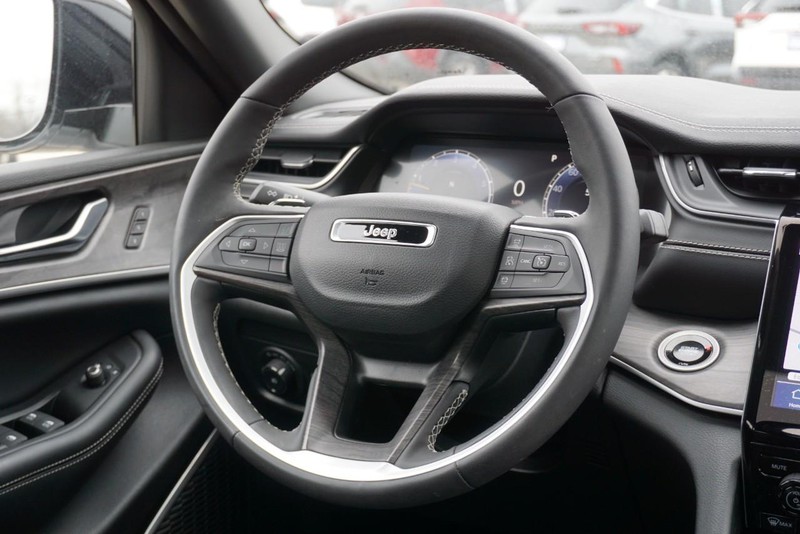 Jeep Grand Cherokee Vehicle Full-screen Gallery Image 33