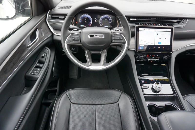 Jeep Grand Cherokee Vehicle Full-screen Gallery Image 37