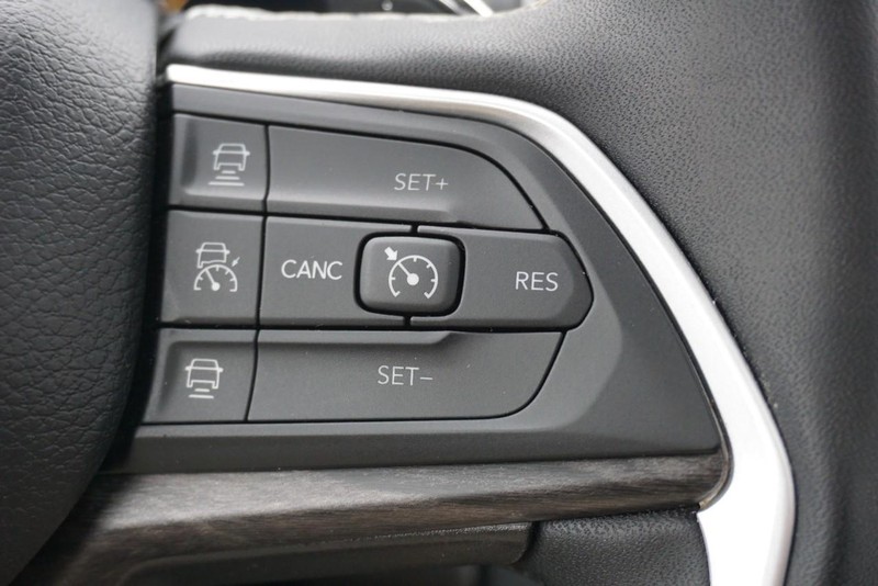 Jeep Grand Cherokee Vehicle Full-screen Gallery Image 39