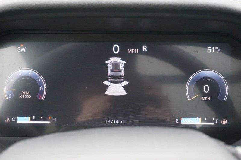 Jeep Grand Cherokee Vehicle Full-screen Gallery Image 40