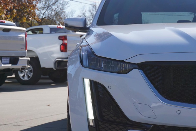 Cadillac CT5 Vehicle Full-screen Gallery Image 09