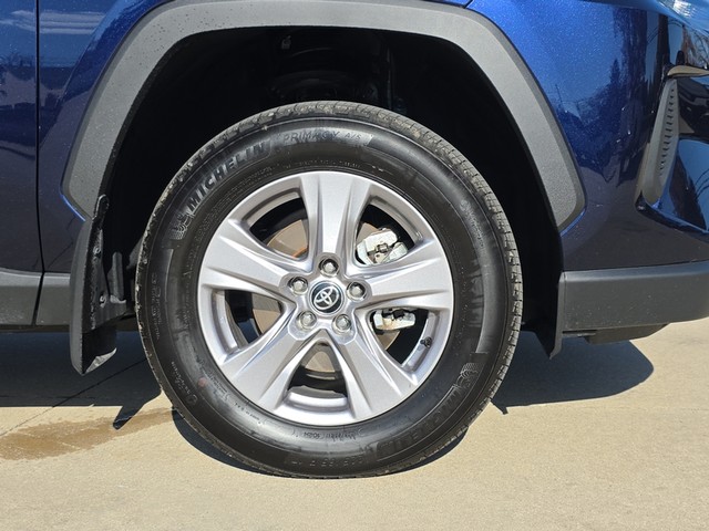 2025 Toyota RAV4 XLE FWD image 18