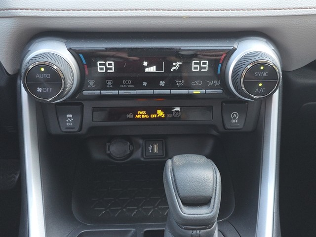 2025 Toyota RAV4 XLE FWD image 33