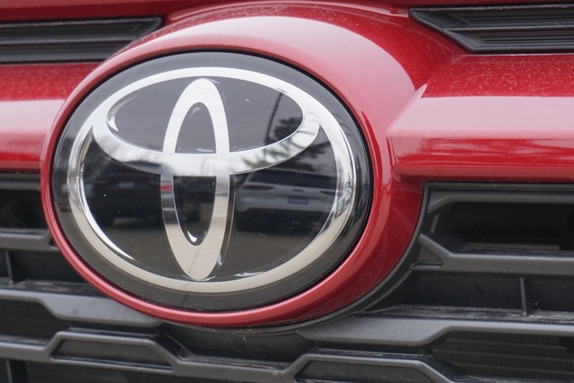 2024 Toyota RAV4 XLE FWD image 11