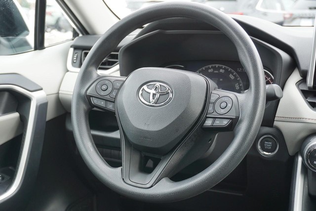 2024 Toyota RAV4 XLE FWD image 31