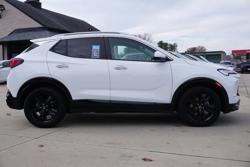 Buick Encore GX Vehicle Full-screen Gallery Image 02