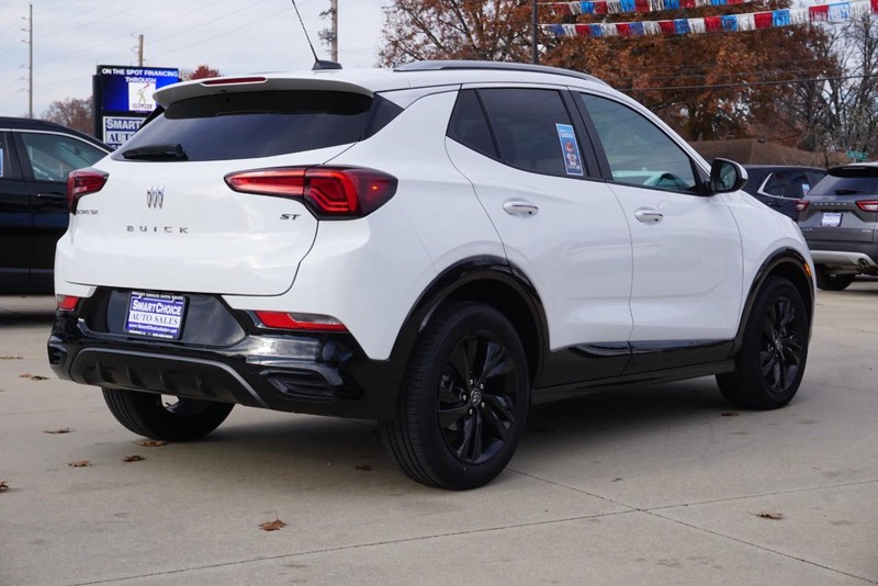 Buick Encore GX Vehicle Full-screen Gallery Image 03