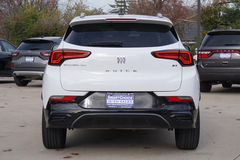 Buick Encore GX Vehicle Full-screen Gallery Image 04