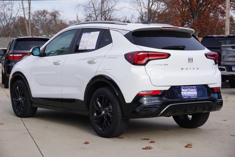 Buick Encore GX Vehicle Full-screen Gallery Image 05