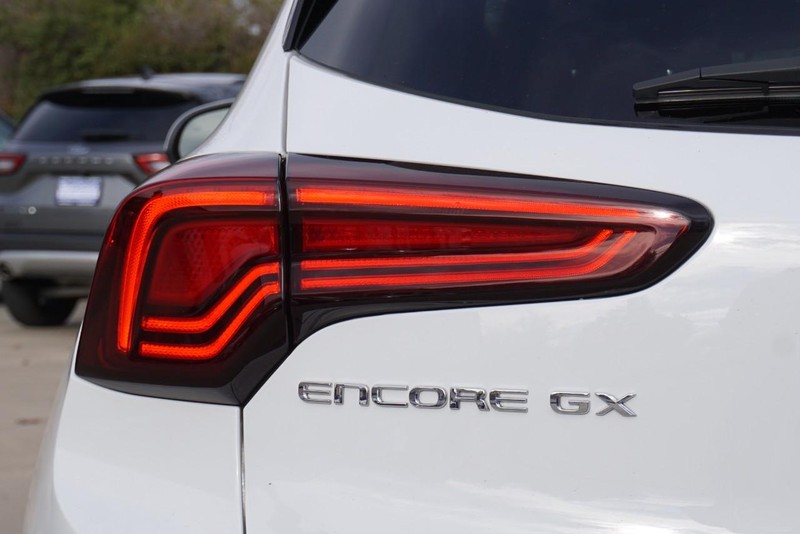 Buick Encore GX Vehicle Full-screen Gallery Image 17