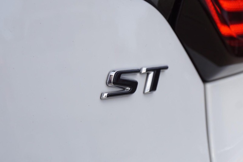 Buick Encore GX Vehicle Full-screen Gallery Image 19