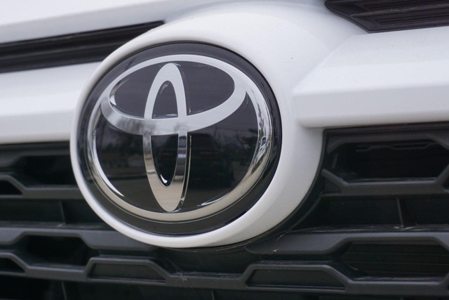 2025 Toyota RAV4 LE FWD image 11