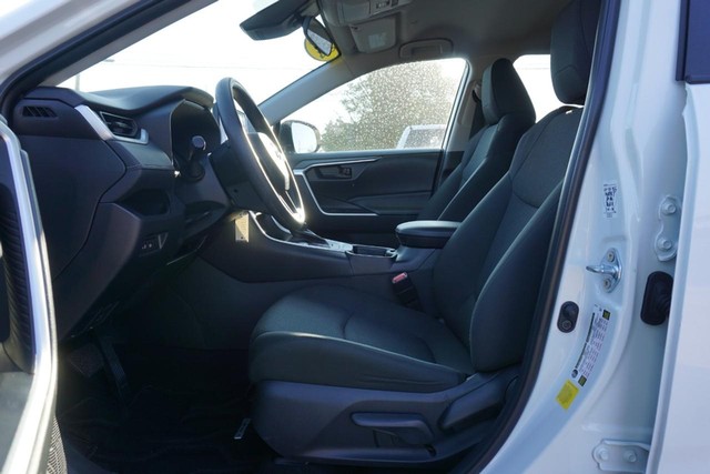 2025 Toyota RAV4 LE FWD image 21
