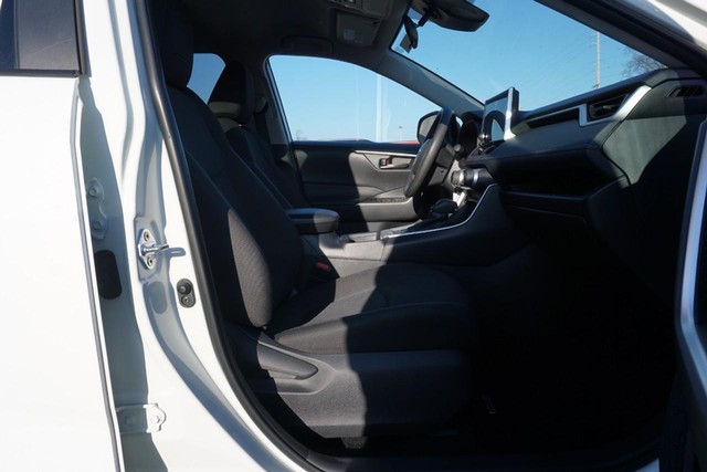 2025 Toyota RAV4 LE FWD image 27