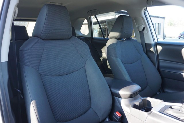 2025 Toyota RAV4 LE FWD image 28