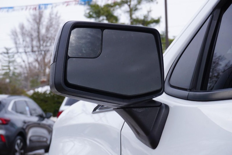 Chevrolet Silverado 1500 Vehicle Full-screen Gallery Image 16