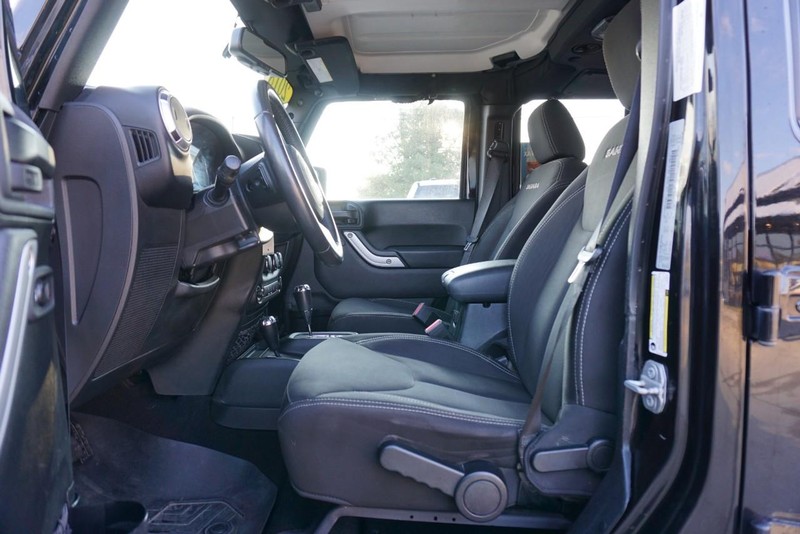 Jeep Wrangler JK Unlimited Vehicle Full-screen Gallery Image 25