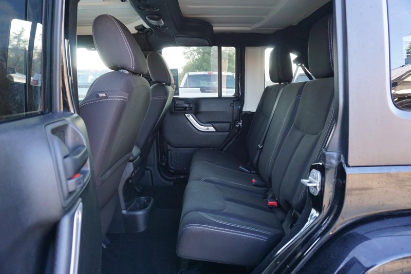 Jeep Wrangler JK Unlimited Vehicle Full-screen Gallery Image 27