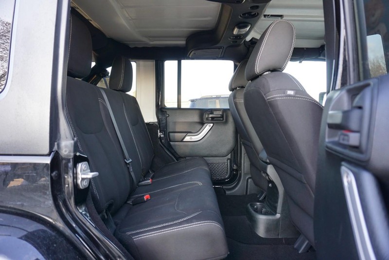 Jeep Wrangler JK Unlimited Vehicle Full-screen Gallery Image 29