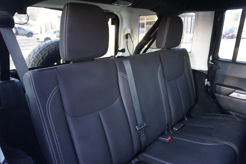 Jeep Wrangler JK Unlimited Vehicle Full-screen Gallery Image 30