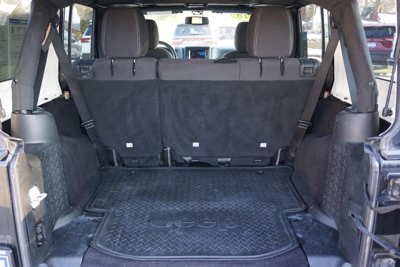 Jeep Wrangler JK Unlimited Vehicle Full-screen Gallery Image 33