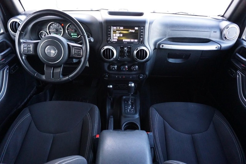 Jeep Wrangler JK Unlimited Vehicle Full-screen Gallery Image 34