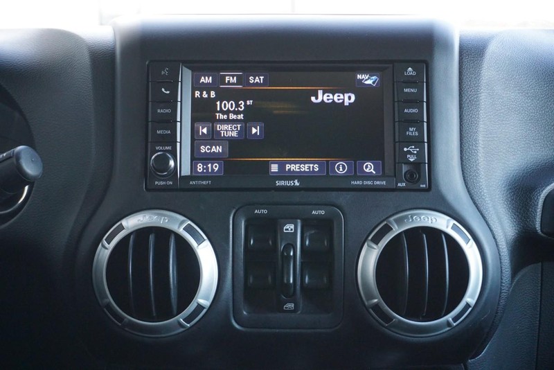 Jeep Wrangler JK Unlimited Vehicle Full-screen Gallery Image 36