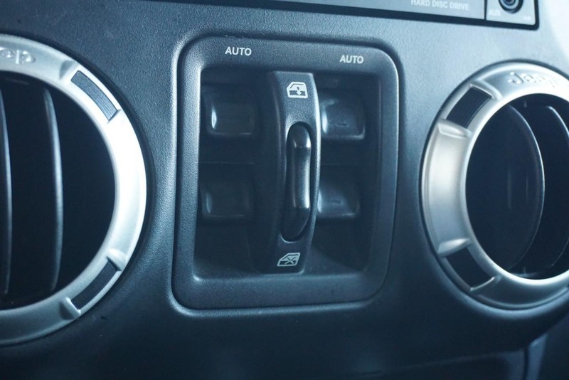 Jeep Wrangler JK Unlimited Vehicle Full-screen Gallery Image 44