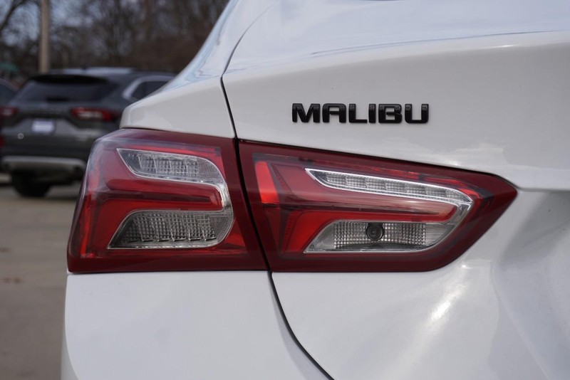 Chevrolet Malibu Vehicle Full-screen Gallery Image 16