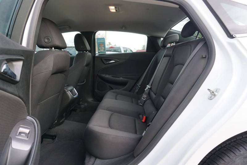 Chevrolet Malibu Vehicle Full-screen Gallery Image 24