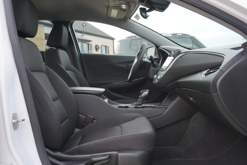 Chevrolet Malibu Vehicle Full-screen Gallery Image 28