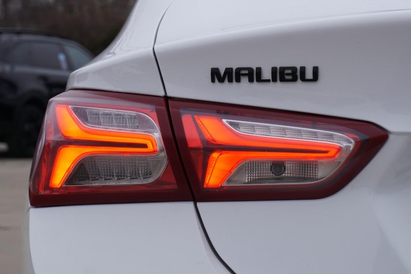 Chevrolet Malibu Vehicle Full-screen Gallery Image 16