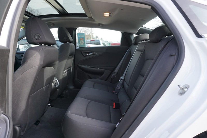 Chevrolet Malibu Vehicle Full-screen Gallery Image 24